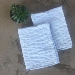 ⚡️⚡️3/$10 Two piece crinkled pillowcase set